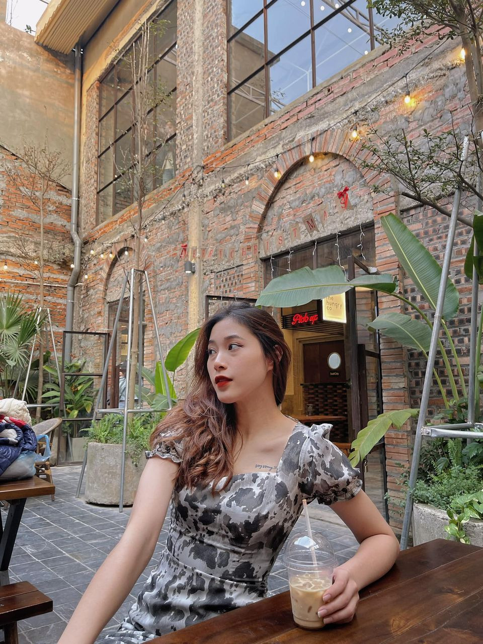 Đặng Thu Huyền sở hữu nhan sắc xinh như hot girl, cô cũng thường xuyên đăng tải ảnh "sống ảo" trên mạng xã hội.