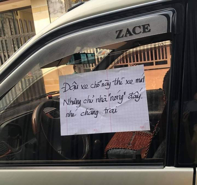 Trên tờ giấy chủ nhà có ghi rõ: "Đậu chỗ này thì xe mát nhưng chủ nhà 'nóng' đấy nhé chàng trai". Có lẽ khi quay lại, tài xế xe phải đỏ mặt vì lời nhắc nhở thâm thúy này.