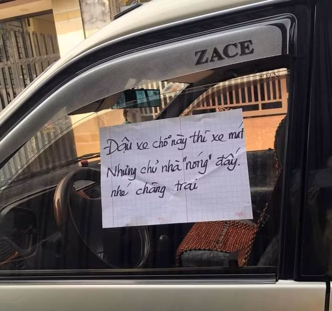 Trên tờ giấy chủ nhà có ghi rõ: "Đậu chỗ này thì xe mát nhưng chủ nhà 'nóng' đấy nhé chàng trai". Có lẽ khi quay lại, tài xế xe phải đỏ mặt vì lời nhắc nhở thâm thúy này.