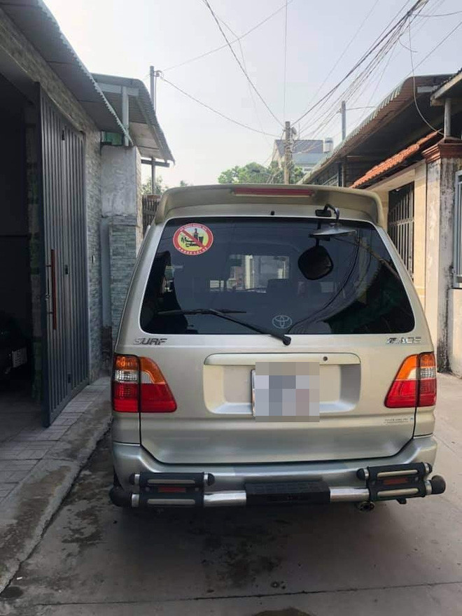 Cả gia đình bất tiện trong việc di chuyển hay lấy xe trong nhà ra ngoài khi bị một chiếc xe chắn ngang đường như thế này.