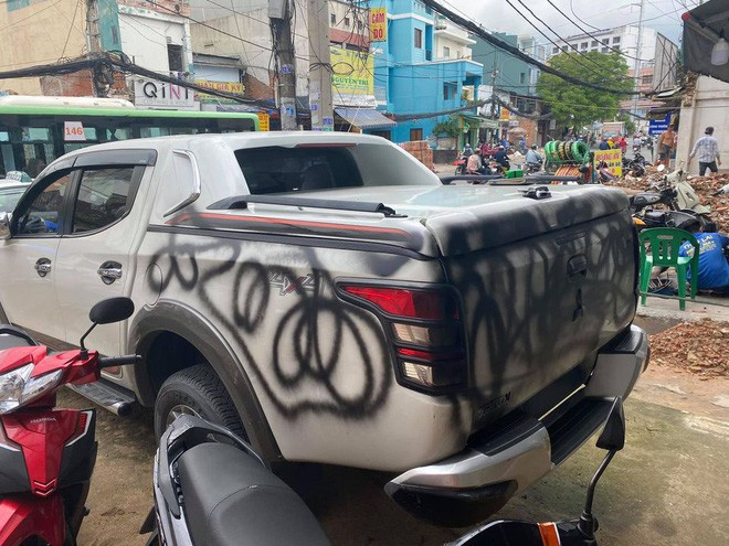 Theo như dòng trạng thái mà chủ xe đăng tải thì thanh niên này có để lại số điện thoại của mình ở xe. Thanh niên chia sẻ rằng do cửa nhà đang khóa nên dừng lại để mở cửa. Khi chủ xe quay lại để lấy xe thì “xế yêu” đã được trang trí bằng một loạt những dòng sơn đen ở phía đuôi. Do quá bức xúc, chủ xe này đã đăng tải lên facebook nhằm hỏi ý kiến của mọi người.