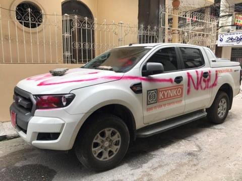 Sáng sớm gặp phải tình cảnh đỗ xe ngang ngược thì chủ shop thời trang nào mà chẳng bức xúc và đưa ra hành xử quyết liệt. Tuy nhiên, nhiều người cũng cho rằng chủ shop đã quá vội vàng và hành xử có phần nặng tay đối với chiếc xe đỗ sai này.