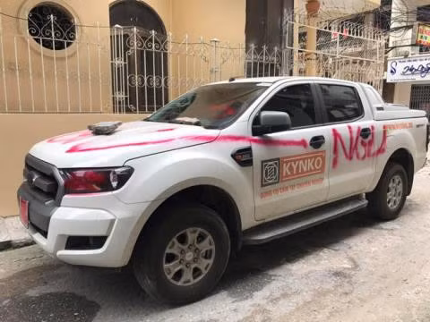 Sáng sớm gặp phải tình cảnh đỗ xe ngang ngược thì chủ shop thời trang nào mà chẳng bức xúc và đưa ra hành xử quyết liệt. Tuy nhiên, nhiều người cũng cho rằng chủ shop đã quá vội vàng và hành xử có phần nặng tay đối với chiếc xe đỗ sai này.