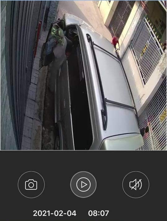 Vì lý do này mà chủ nhà quyết dạy cho tài xế một bài học về hành động đỗ xe vô ý thức. Người này không dùng các biện pháp mạnh mà chỉ viết một tờ giấy cảnh cáo, dán lên phần kính bên cạnh ghế lái.