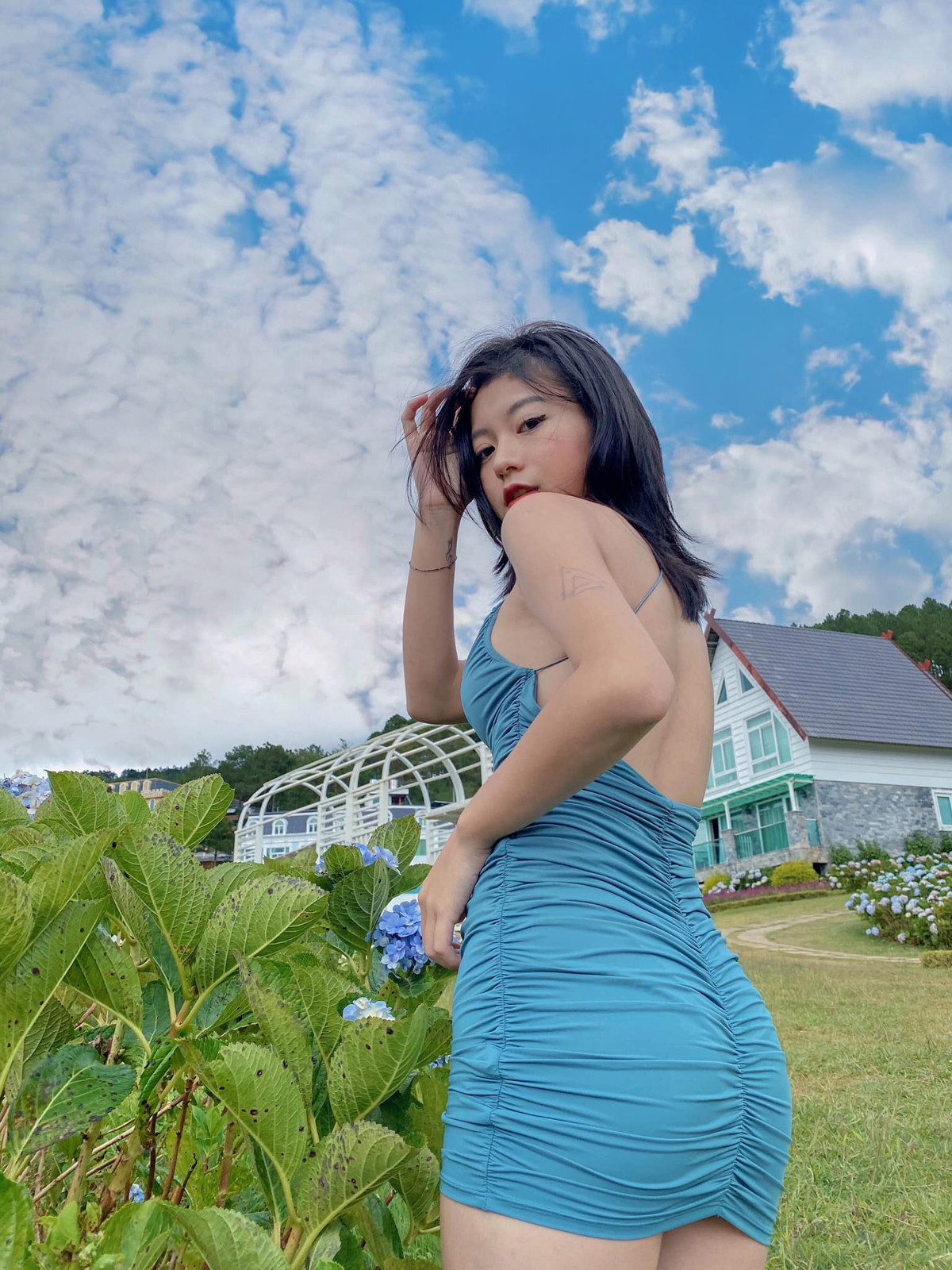 Trang Lucy chính là hot girl quen mặt trên MXH từ trước, tuy nhiên bức ảnh đầy gợi cảm của cô nàng khiến cư dân mạng không khỏi ngạc nhiên.