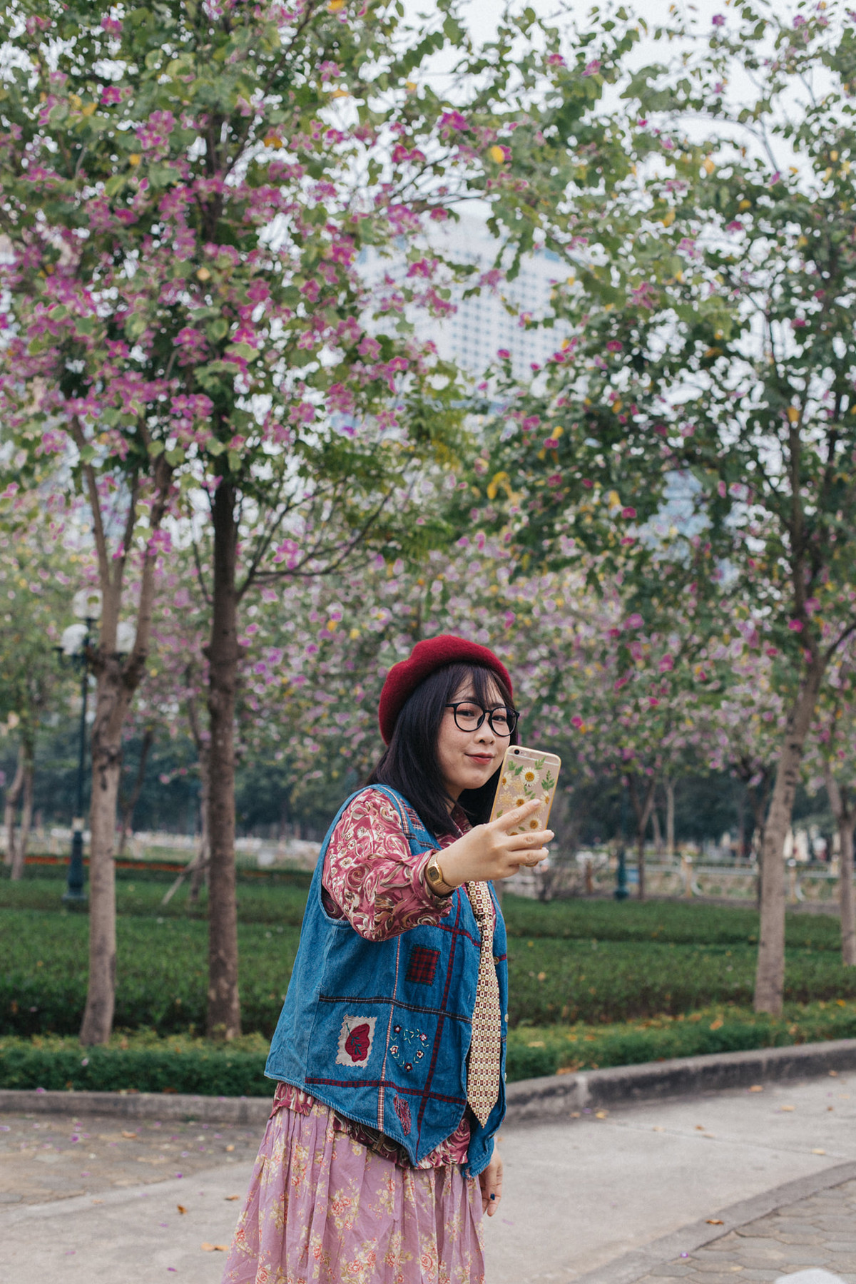 Hàng hoa ban ở Công viên Cầu Giấy khiến ai nấy đều ngẩn ngơ ngắm nhìn. Ảnh: Nguyễn Cẩm Nhung