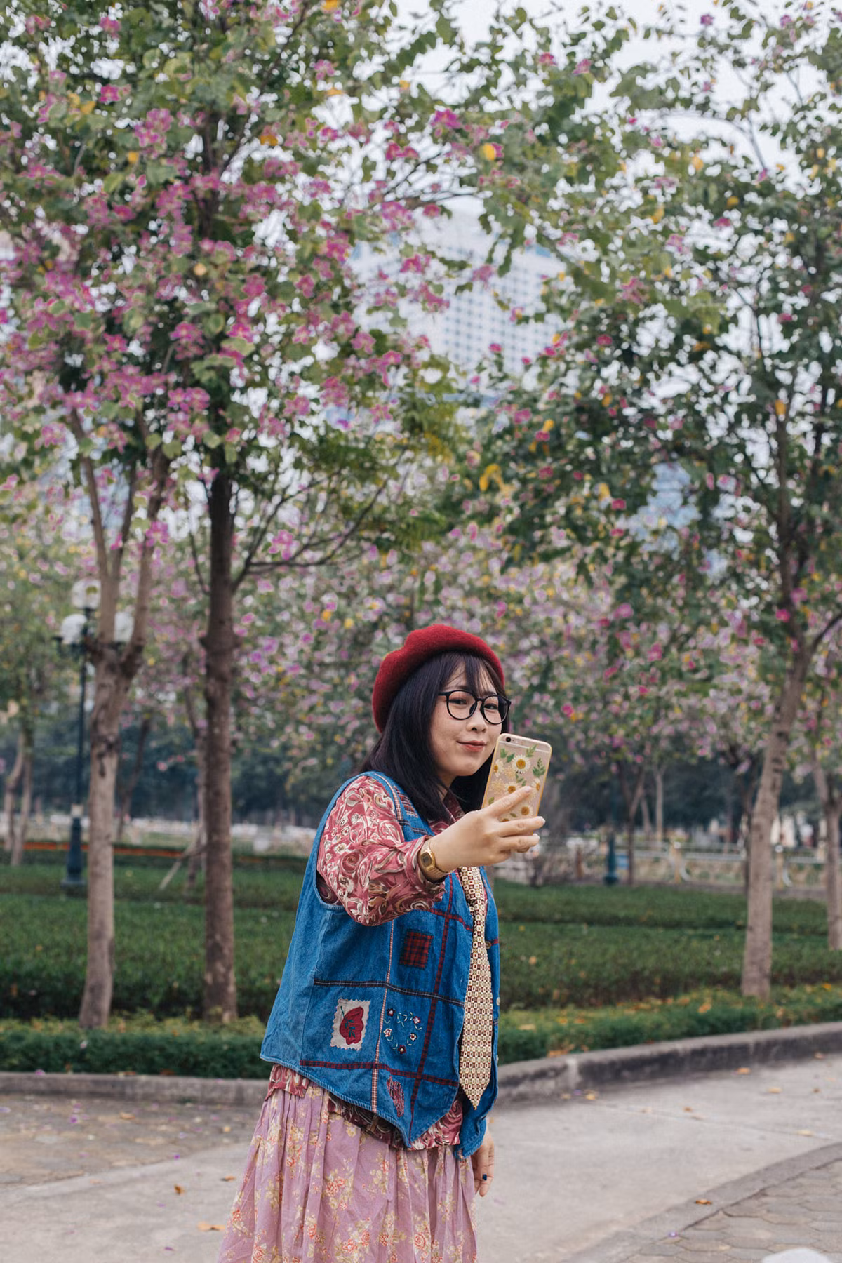 Hàng hoa ban ở Công viên Cầu Giấy khiến ai nấy đều ngẩn ngơ ngắm nhìn. Ảnh: Nguyễn Cẩm Nhung