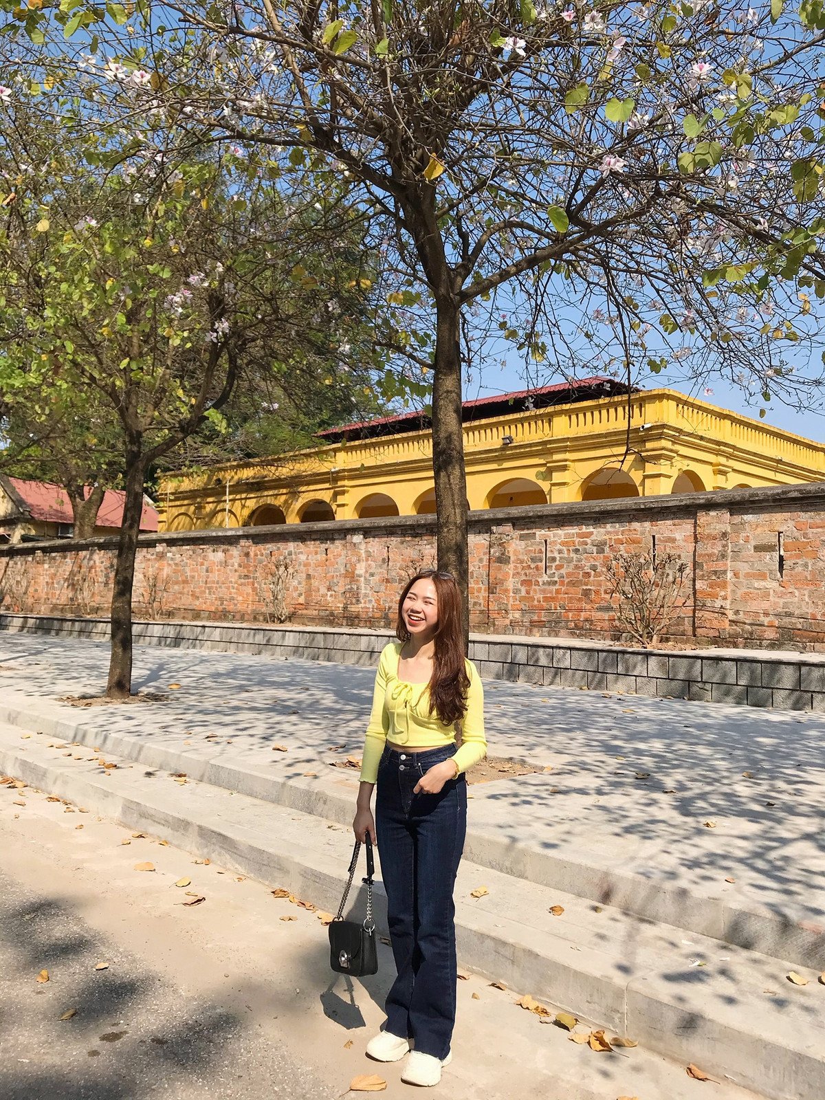 Những ngày tháng 2 chính là thời điểm hoa ban tím nở. Và những ngày này, mảnh đất Thủ đô lại đắm chìm trong sắc tím hoa ban nở rợp trời. Nhiều bạn trẻ Hà thành đã rủ nhau đến những địa điểm ban nở để kịp lưu lại khoảnh khắc đầu năm. Ảnh: Thuy Nhung Nguyen