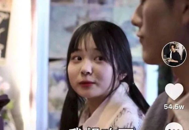 Thế nhưng, cũng như nhiều hot girl lộ nhan sắc thật trước kia, Mứt Dâu vô tình bị lộ nhan sắc thật trong một lần livestream trực tiếp trên tài khoản của người khác. Thiếu đi các filter làm đẹp tự động, mọi thứ trên gương mặt của cô nàng không còn hoàn hảo như vậy nữa.