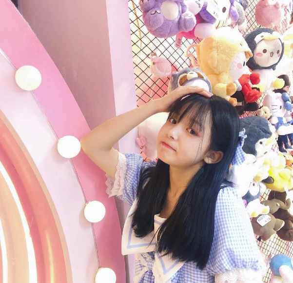 Nhờ gương mặt bầu bĩnh, nước da trắng hồng, dù chỉ quay clip nhíu mày hay tức giận, nàng hot girl vẫn nhận về rất nhiều lượt like.