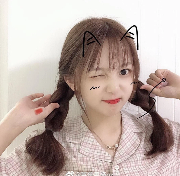 Mứt Dâu hiện tại đang là hot girl theo hệ ngây thơ rất được yêu thích tại cộng đồng mạng Trung Quốc.