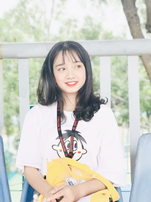 Hình ảnh của nàng hot girl này được dân mạng thay nhau chia sẻ bởi từ ánh mắt, nụ cười cho đến góc nghiêng đều giống diễn viên Nhã Phương.