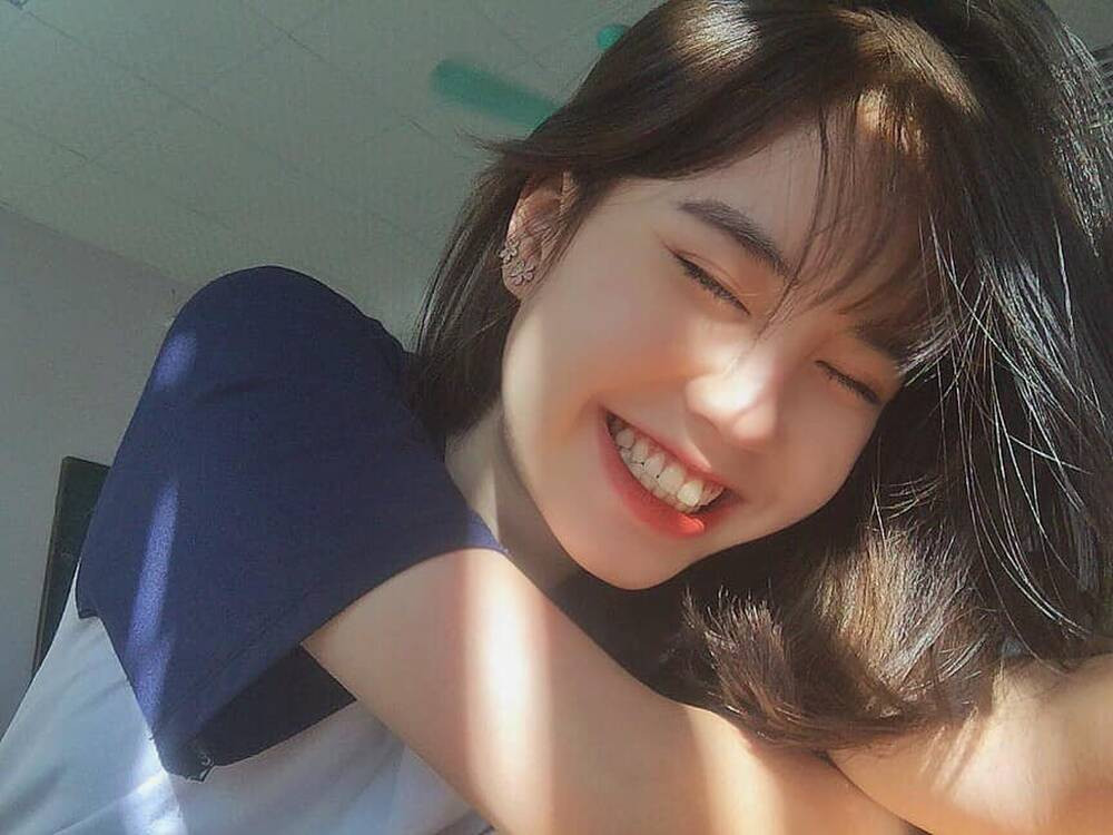 Cả hai đều sở hữu gương mặt bầu bĩnh, tóc mái bằng lơ thơ, khuôn miệng rộng, đôi mắt đặc trưng và nụ cười rạng rỡ.