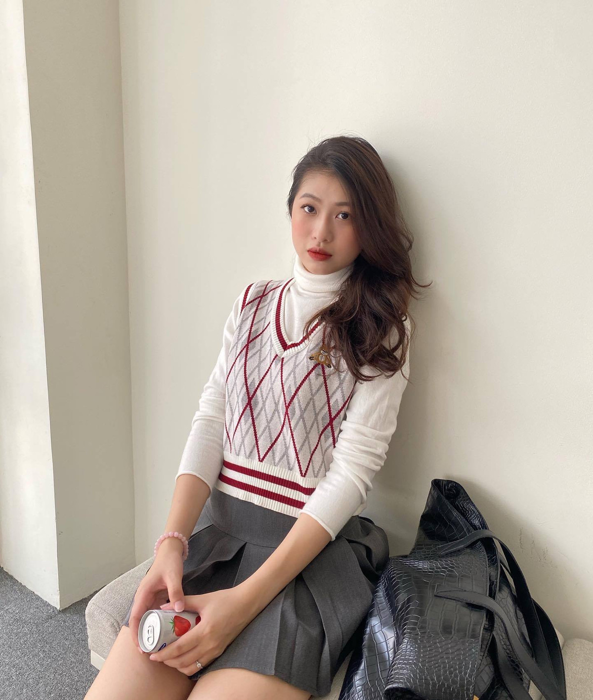 Hạnh Nguyên còn có cá tính cực mạnh khi luôn thích làm mọi thứ một mình bất kể công việc hay các hoạt động giải trí khác như đi du lịch, xem phim…