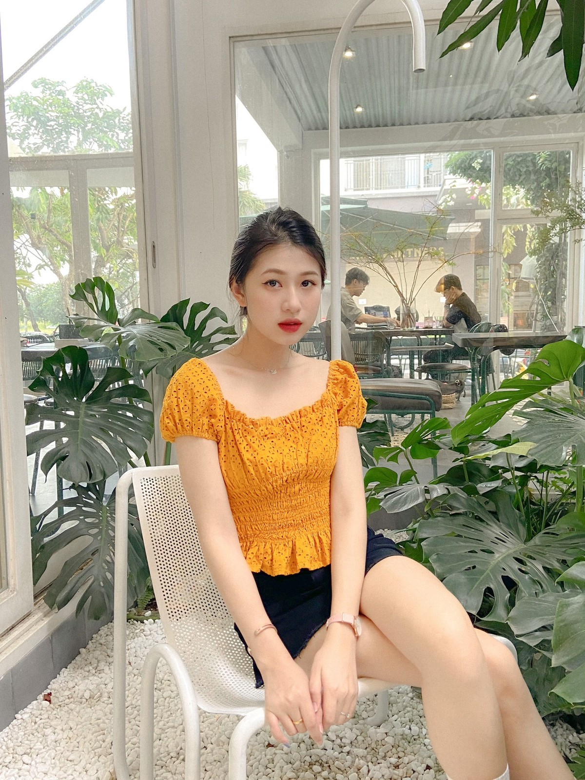 Hoàng Hạnh Nguyên (19 tuổi), hiện đang sinh sống và học tập tại TP. HCM, là sinh viên của trường ĐH Tôn Đức Thắng là nữ sinh được nhiều người dành sự chú ý khi hình ảnh của cô xuất hiện trên các diễn đàn mạng chuyên về gương mặt trai xinh gái đẹp.