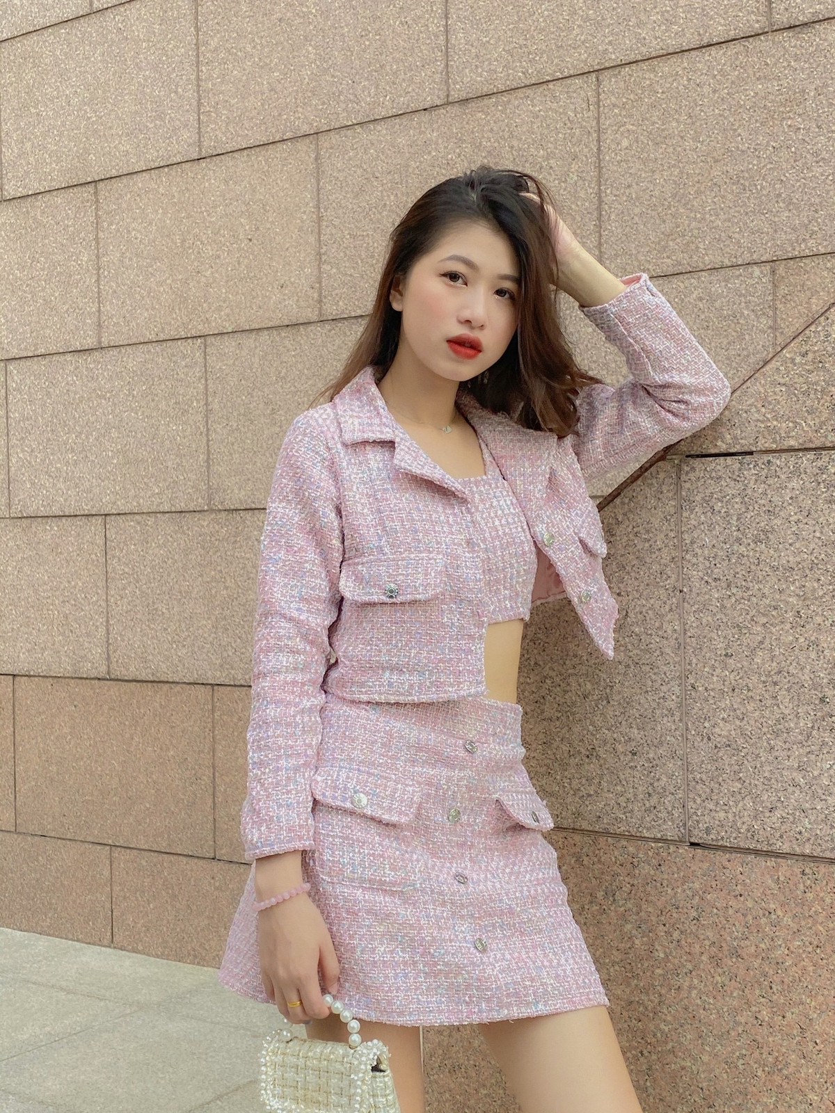 Hạnh Nguyên hiện đang sở hữu hơn 33.000 lượt theo dõi trên trang cá nhân Facebook và hơn 34.000 lượt theo dõi Instagram.