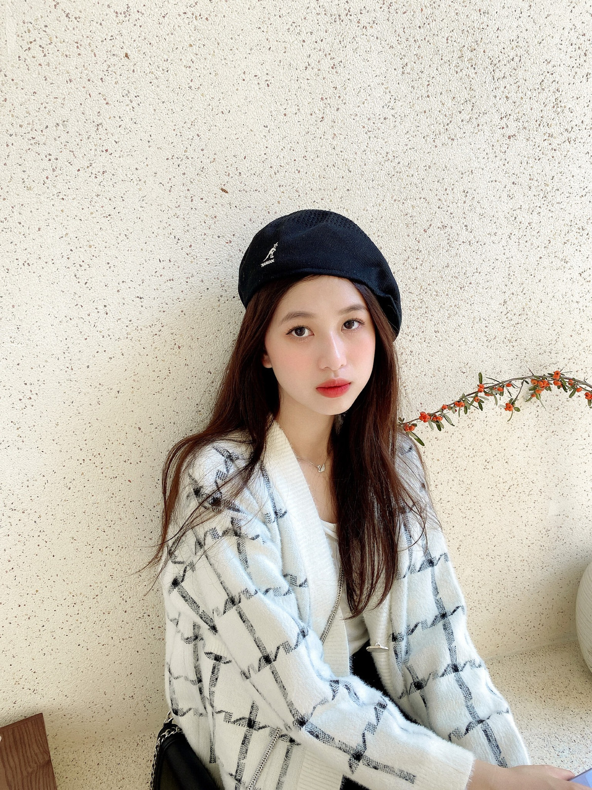 Cũng giống như những cô gái khác, cô nàng có sở thích nghe nhạc, du lịch, và đặc biệt là rất thích chụp ảnh.