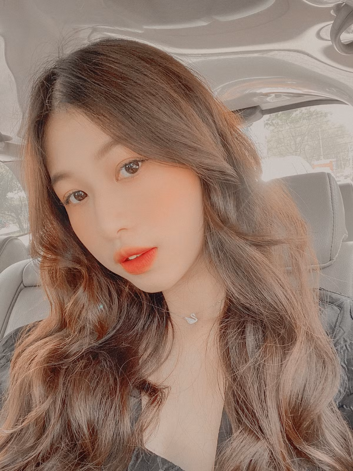 Hạnh Nguyên hút mắt người nhìn bởi gương mặt xinh xắn, khả ái dễ gây thiện cảm với người đối diện.