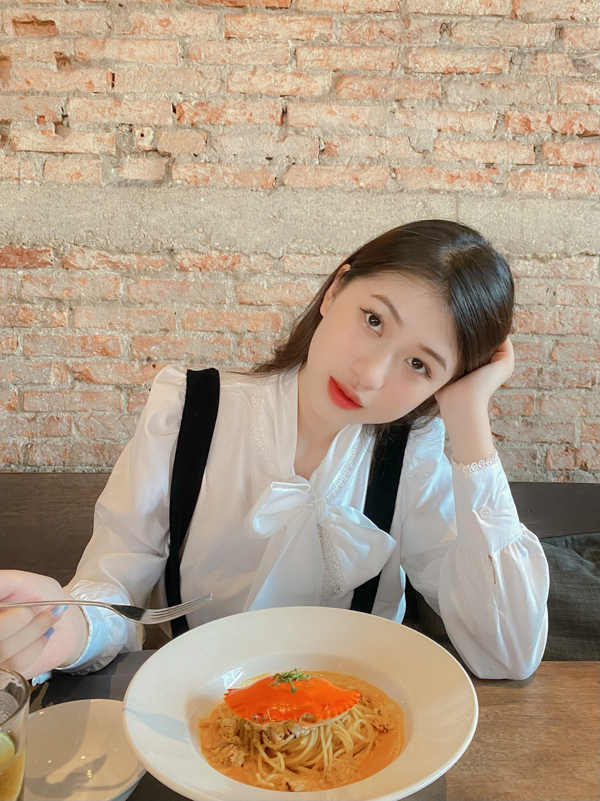 Hạnh Nguyên được nhiều người biết đến hơn sau khi có những bức hình đốn tim của cô được các group lớn về trai xinh gái đẹp đăng tải. Hot girl 2k1 cho biết rất bất ngờ nhưng rất vui vì được nhiều người quan tâm và chú ý.