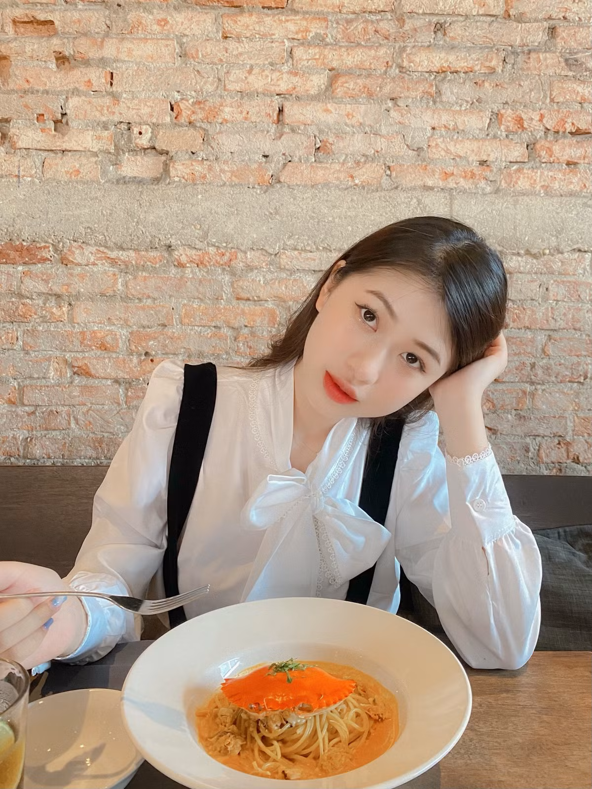 Hạnh Nguyên được nhiều người biết đến hơn sau khi có những bức hình đốn tim của cô được các group lớn về trai xinh gái đẹp đăng tải. Hot girl 2k1 cho biết rất bất ngờ nhưng rất vui vì được nhiều người quan tâm và chú ý.