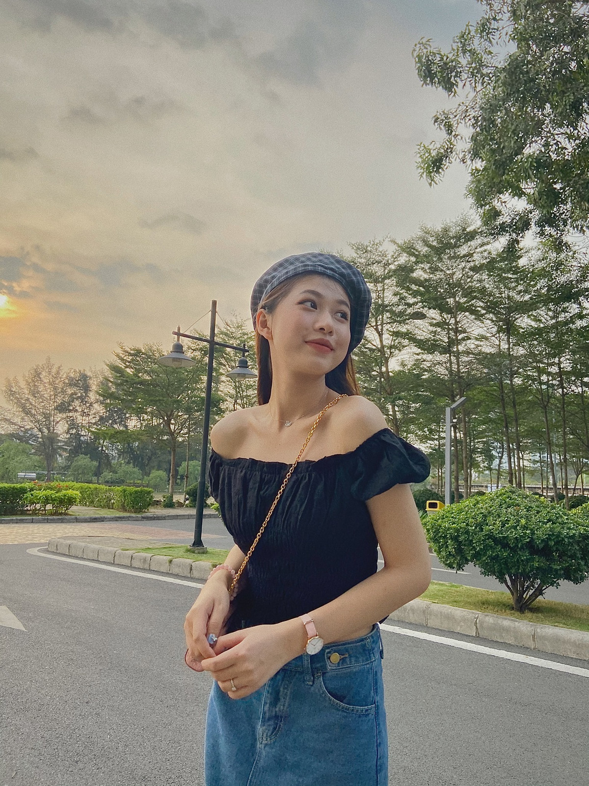 Gái xinh gây ấn tượng khi có phong cách thời trang khá đa dạng, hút mắt.