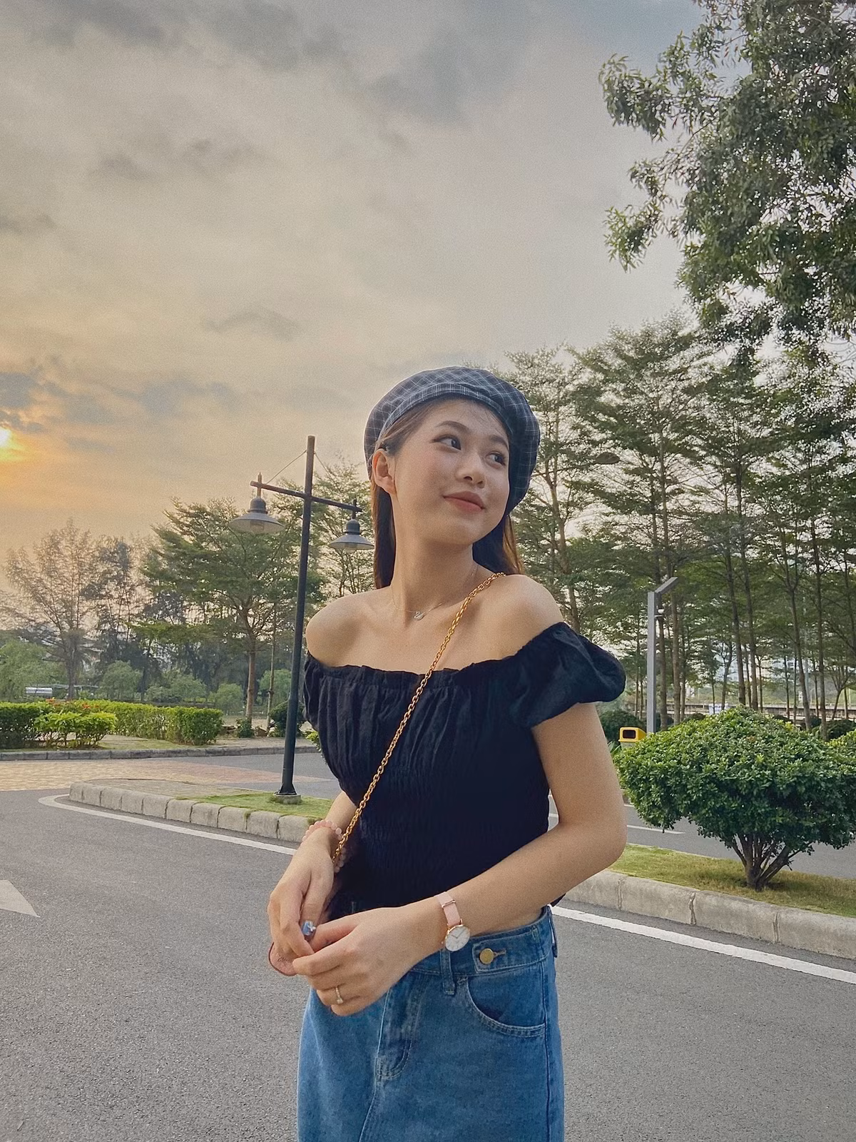 Gái xinh gây ấn tượng khi có phong cách thời trang khá đa dạng, hút mắt.