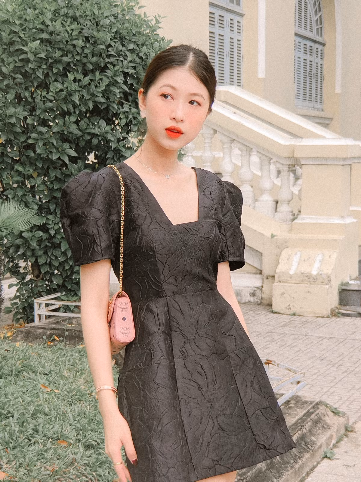 Hiện tại, ngoài thời gian dành cho việc học, Hạnh Nguyên là gương mặt mẫu ảnh của nhiều nhãn hàng.