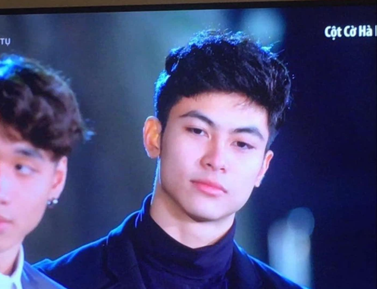 Anh chàng này có tên là Thành Nam, 22 tuổi, là cầu thủ đang thuộc biên chế đội bóng Thang Long Warriors tại giải đấu bóng rổ chuyên nghiệp Việt Nam - VBA.