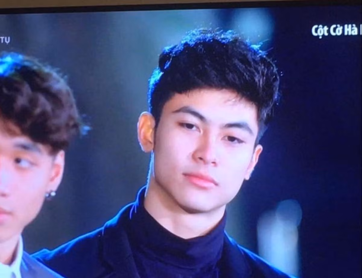 Anh chàng này có tên là Thành Nam, 22 tuổi, là cầu thủ đang thuộc biên chế đội bóng Thang Long Warriors tại giải đấu bóng rổ chuyên nghiệp Việt Nam - VBA.