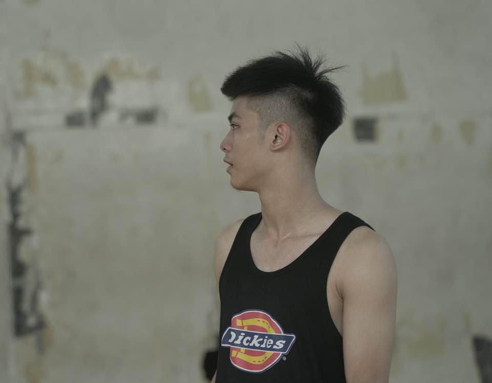 Góc nghiêng thần thánh khoe được phần xương hàm chuẩn mỹ nam của Thành Nam.