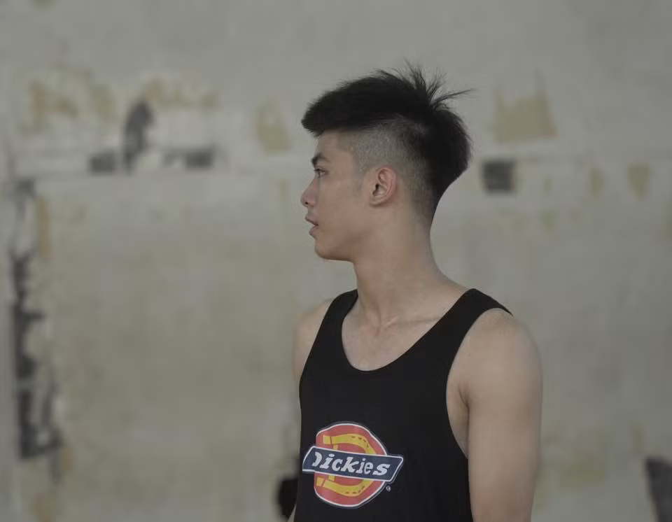 Góc nghiêng thần thánh khoe được phần xương hàm chuẩn mỹ nam của Thành Nam.