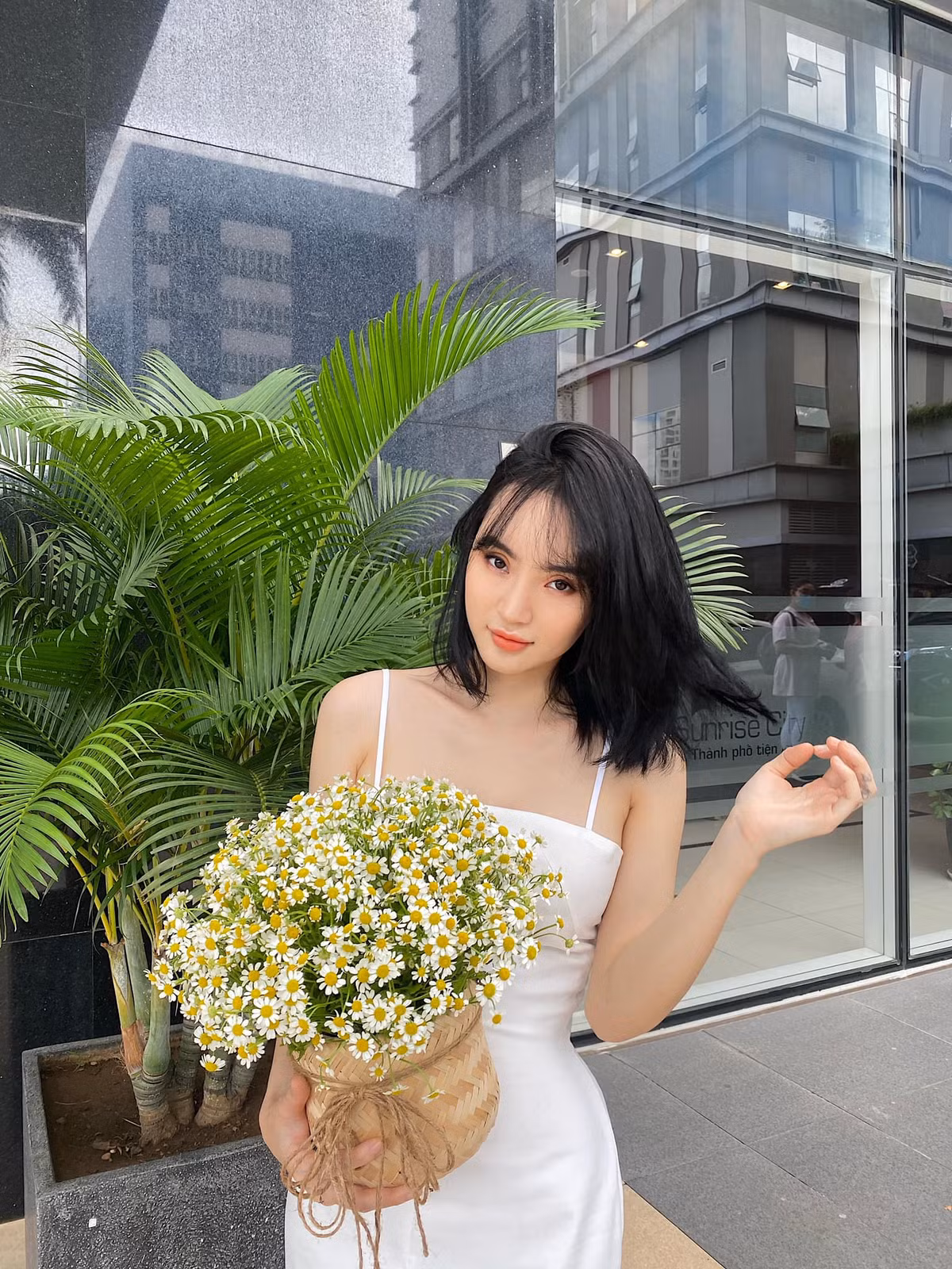 Sở hữu hình thể đẹp, thon thả và vòng một khá nóng bỏng, cô tự tin khoe nhan sắc trong những bộ trang phục táo bạo.