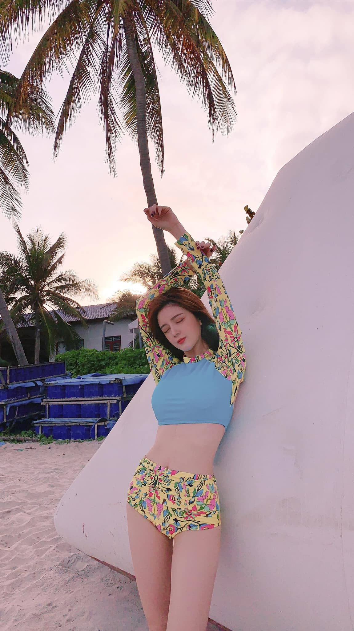 Người đẹp thường xuyên thực hiện những shoot hình bán nude, khoe da thịt quá đà, gây tranh cãi.