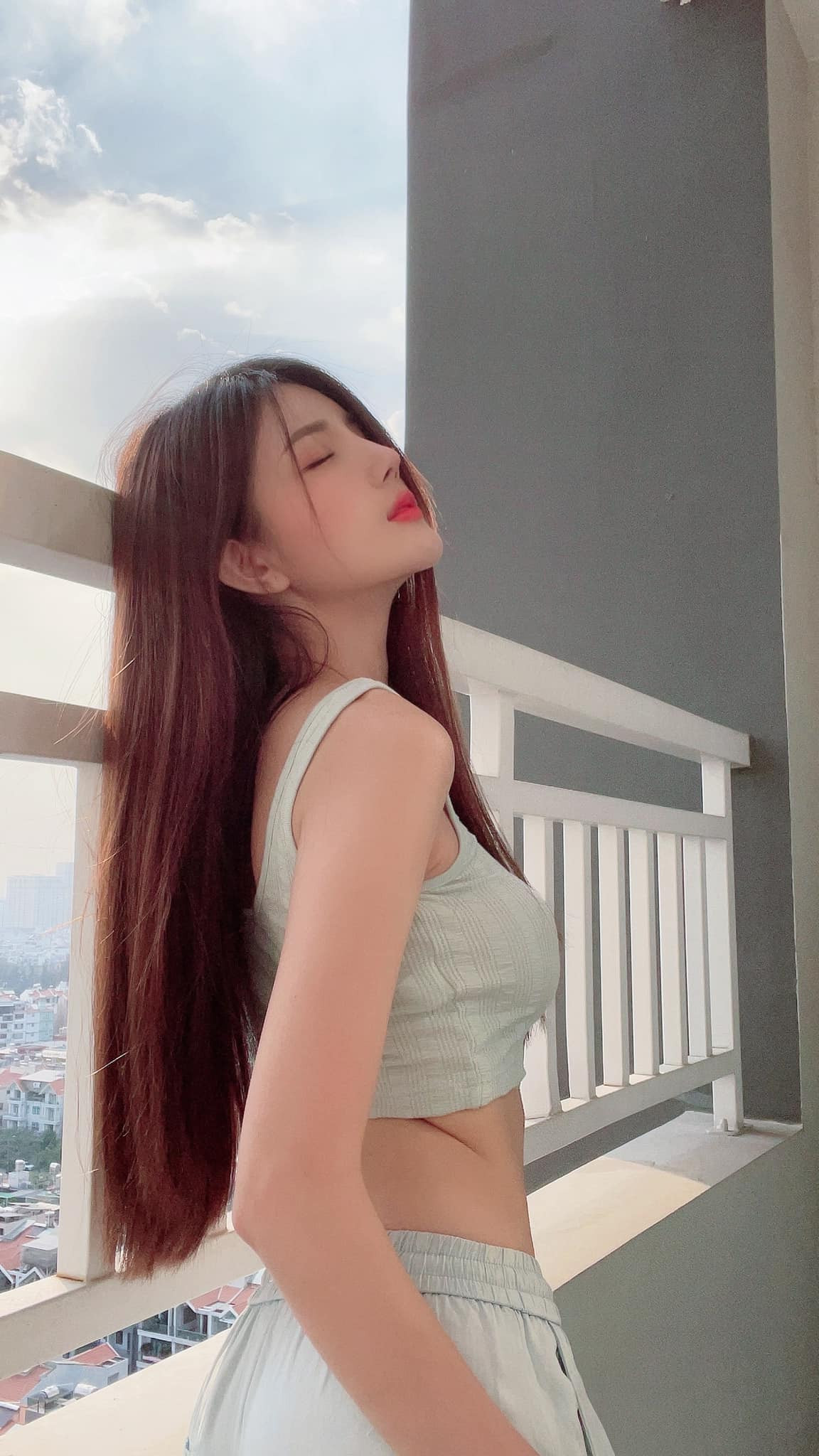 Trước đây, Lilly Luta bất ngờ có 1 cuộc đại phẫu thuật thẩm mỹ gồm nâng mũi, cắt mí, thu gọn hàm thậm chí là... nâng ngực để có được ngoại hình hoàn hảo hơn.