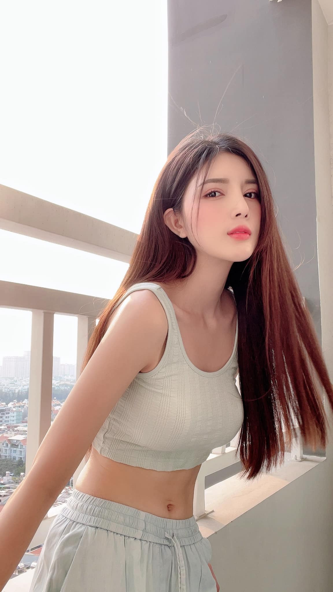 Thay đổi diện mạo để trở thành " hot girl búp bê", Lilly Luta cũng thay đổi gout thời trang 180 độ từ bánh bèo, nhẹ nhàng sang quyến rũ hết nấc.