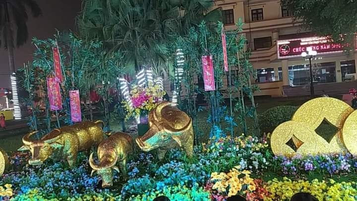 Trên MXH cư dân mạng thi nhau chia sẻ về bức tượng linh vật năm nay ở địa phương mình.