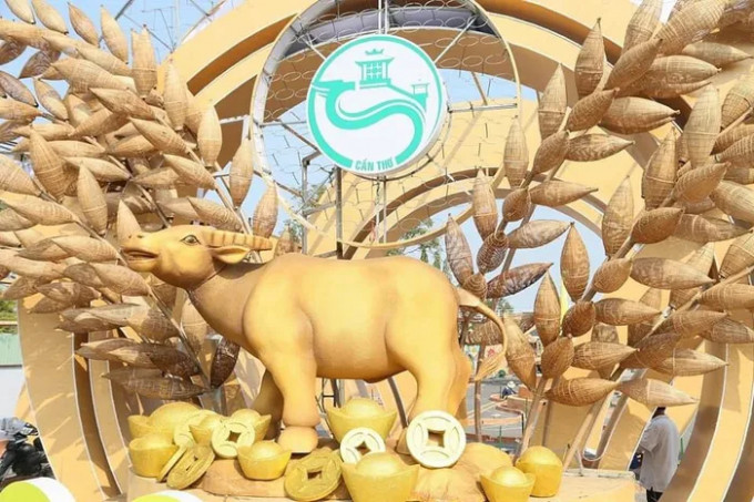 Bên cạnh những bức tượng con trâu khó đỡ, còn có rất nhiều tượng trâu vàng ở các địa phương khác nhận được nhiều khen ngợi bởi sự sáng tạo, đầu tư và chân thực.