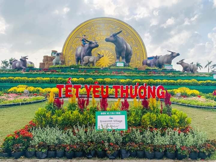 Một số địa phương đã dựng các bức tượng linh vật năm Tân Sửu để chào đón năm mới.