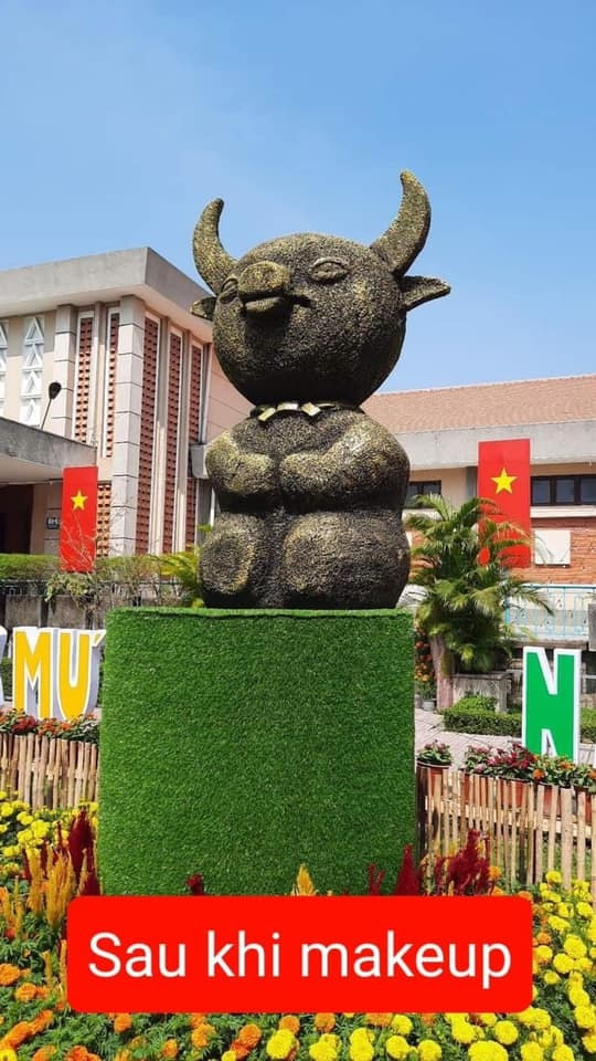 Chuyện sẽ không có gì nếu linh vật năm Tân Sửu không được "trang điểm" kĩ càng để từ một màu trắng muốt sang đen kịt như cục than. Thậm chí chú trâu còn bị "soi" là như "tăng cân" chứ không giữ được dáng vẻ ban đầu.