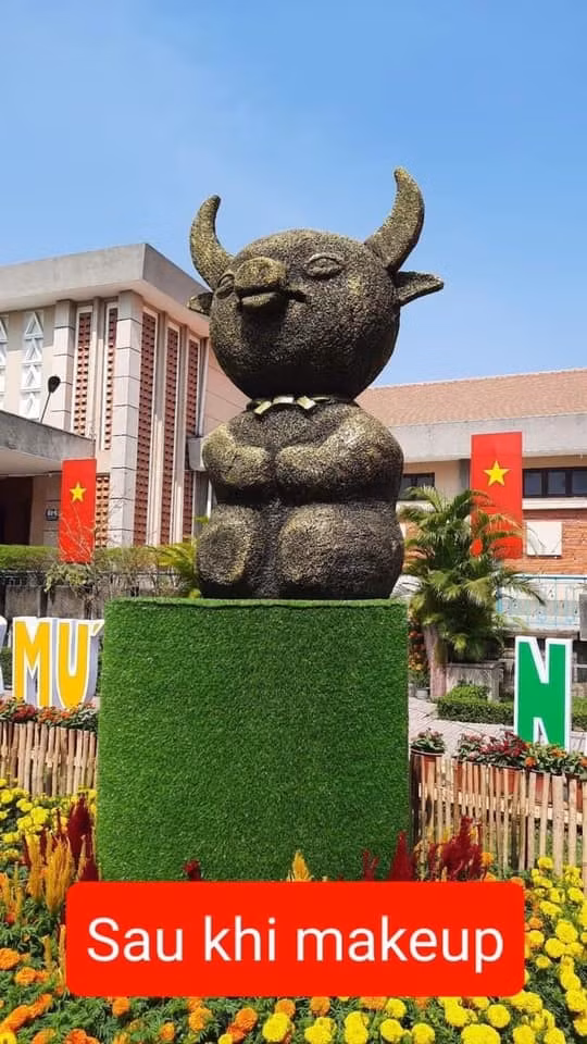 Chuyện sẽ không có gì nếu linh vật năm Tân Sửu không được "trang điểm" kĩ càng để từ một màu trắng muốt sang đen kịt như cục than. Thậm chí chú trâu còn bị "soi" là như "tăng cân" chứ không giữ được dáng vẻ ban đầu.