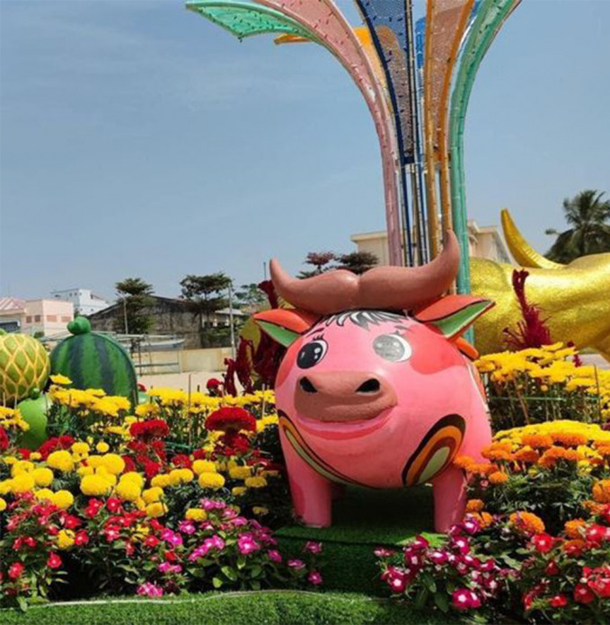 Một bức tượng linh vật con trâu khác ở Thị xã Gò Công (tỉnh Tiền Giang) cũng đã thu hút nhiều sự chú ý. Chú trâu trong ảnh có thân hình tròn mũm mĩm với cặp sừng khó hiểu, khiến người đi đường không biệt nổi là trâu hay là heo.