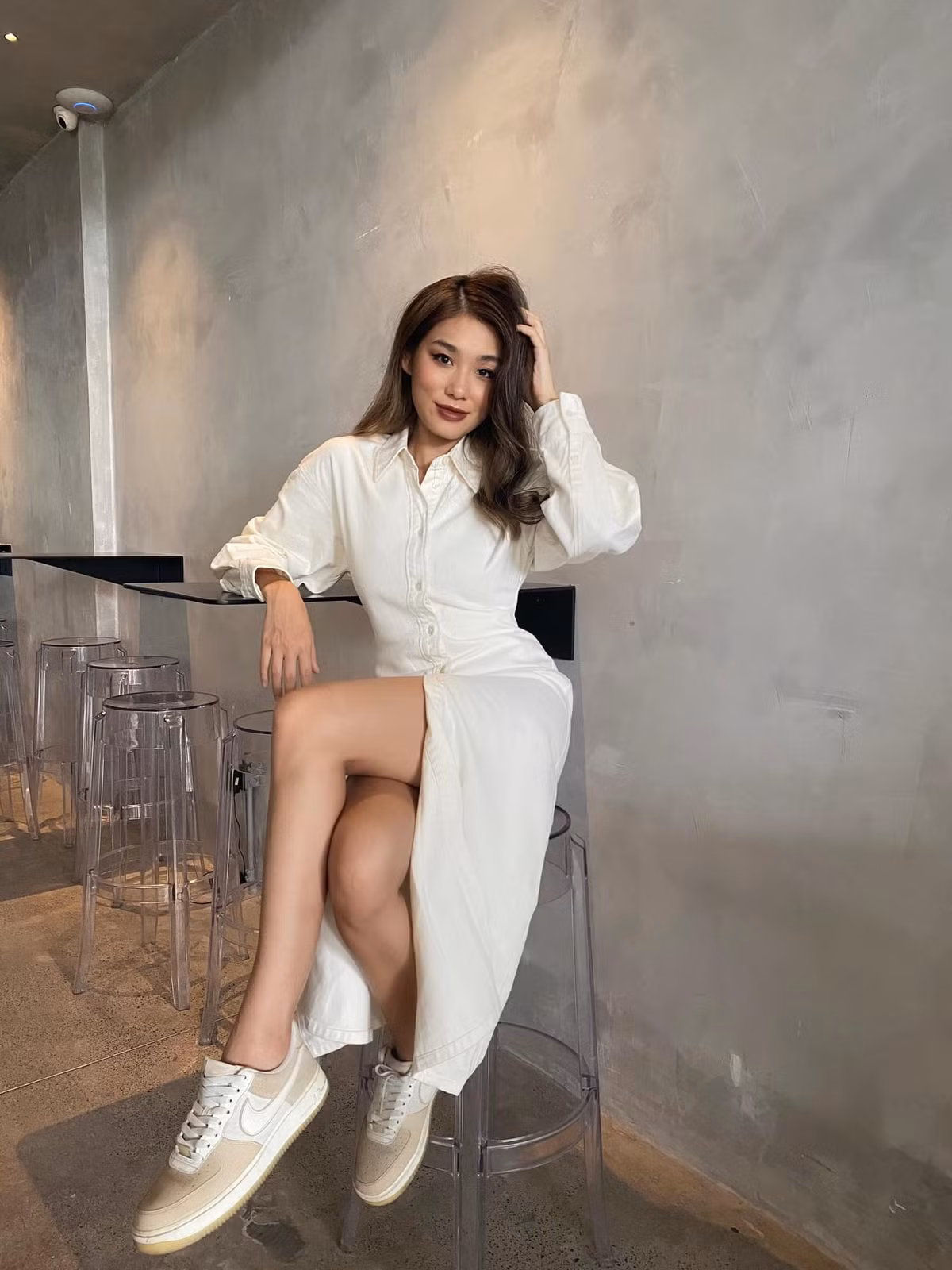 Dù không hoạt động nhiều trong ngành nghệ thuật nhưng Instagram của cô nàng thu hút hàng trăm nghìn lượt theo dõi.