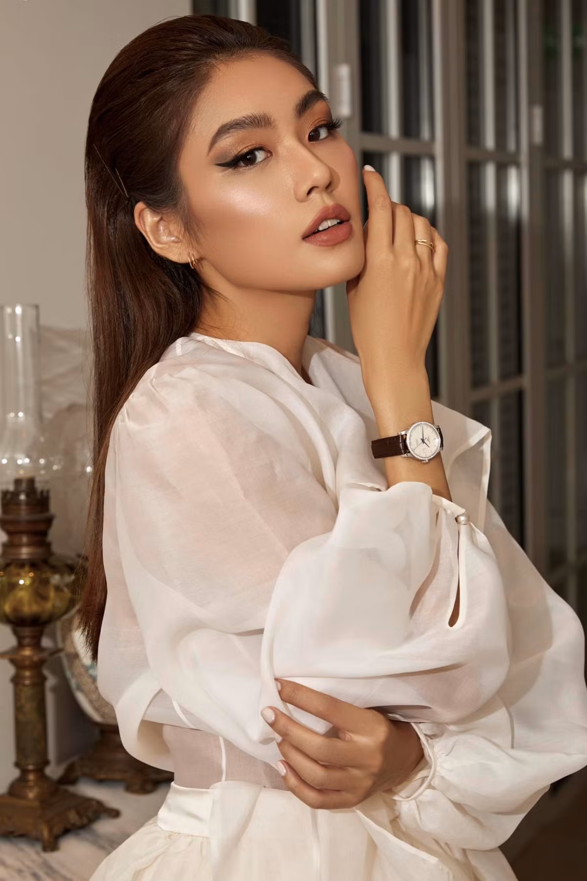 Không chỉ sở hữu cuộc sống sang chảnh cũng như mối tình ngọt ngào với anh chủ quán bar Nguyễn Bảo Long, hot girl này còn nổi tiếng với vẻ ngoài xinh đẹp, hiện đại và nóng bỏng.