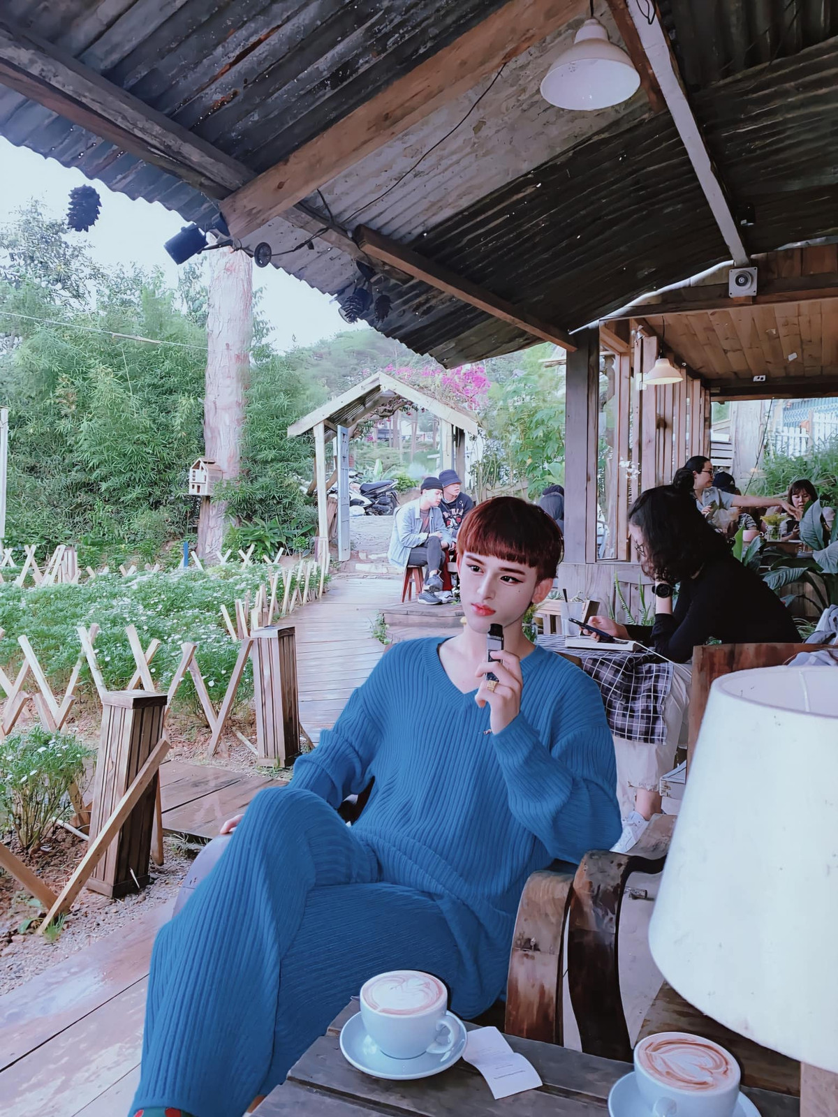 Trần Đức Bo còn có sở thích chụp những bộ ảnh diện váy ngắn cũn cỡn lộ cả vùng nhạy cảm và tạo dáng uốn éo từ trong nhà ra đến ngoài đường.