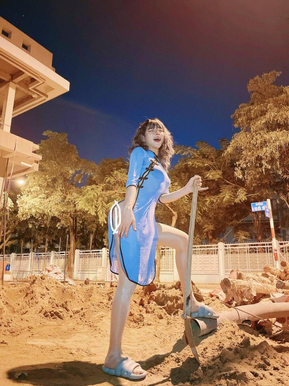 Thời gian qua, Đức Bo liên tục cho ra đời những bức ảnh theo concept chất đến "ngất xỉu". Từ trang phục lố lăng đến cách tạo dáng khó hiểu, chàng trai này thường bị "ném đá" hơn là ủng hộ.