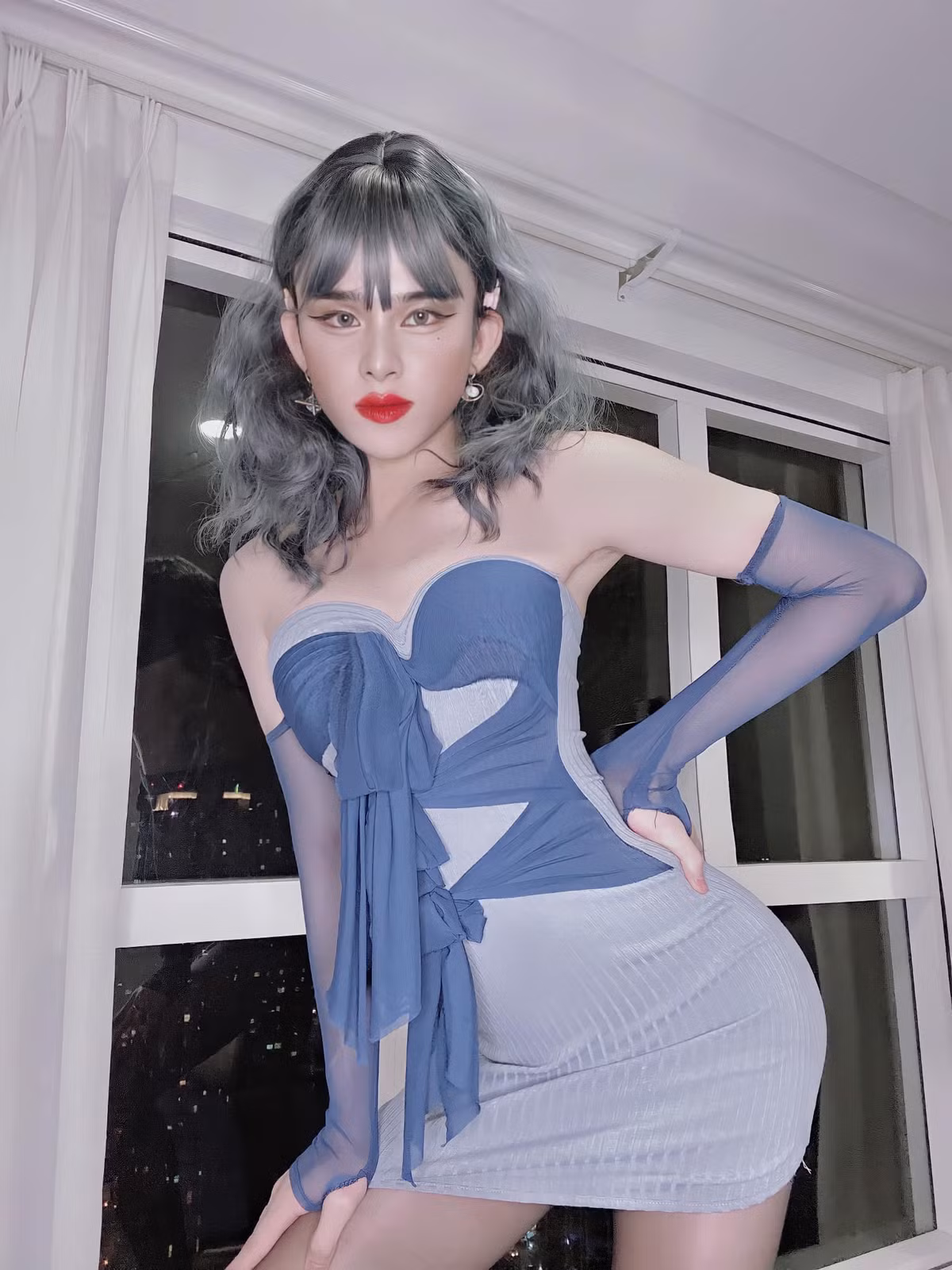 Nổi tiếng trên mạng xã hội với hình ảnh make up đậm cùng với những hành động ''gây sốc'', Trần Đức Bo đã trở thành hiện tượng mạng gây ra nhiều tranh cãi dữ dội.