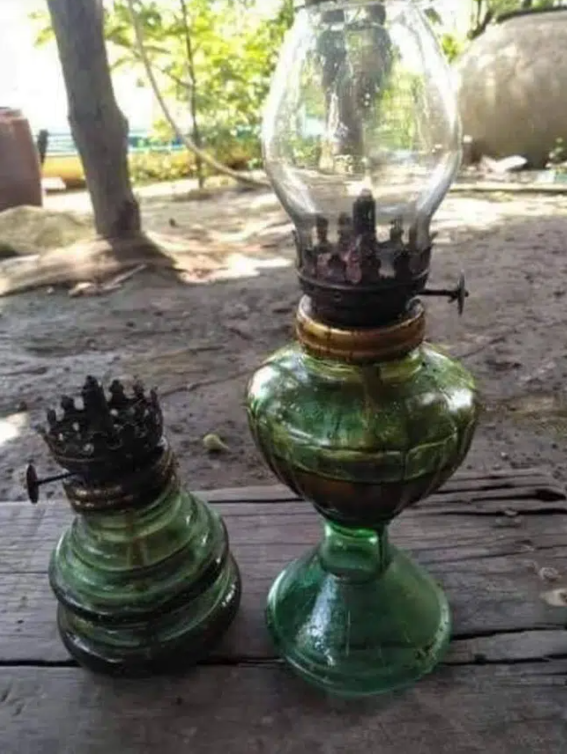 Mỗi lần mất điện, chiếc đèn dầu này lại là "cứu cánh" đắc lực nhất.