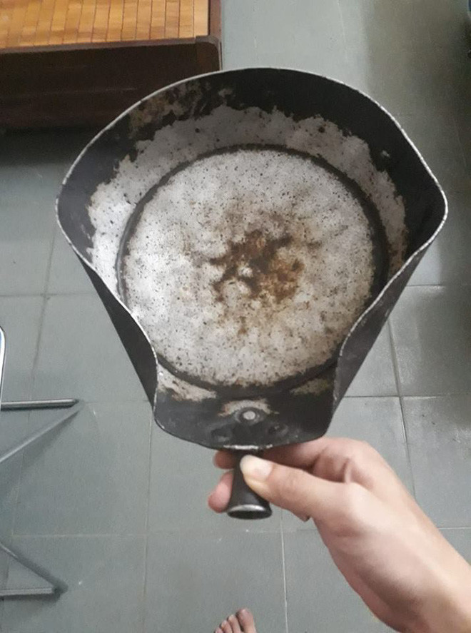 Chiếc chảo này đã gần 60 cái xuân xanh, nó thậm chí còn hơn cả tuổi của bố.