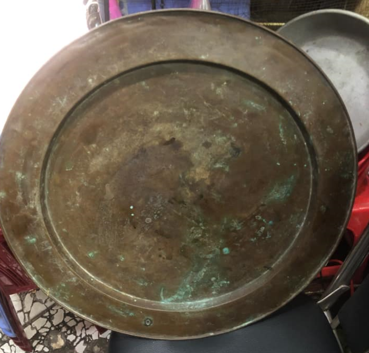 Một chiếc mâm đồng từ thời nồi đồng cối đá.