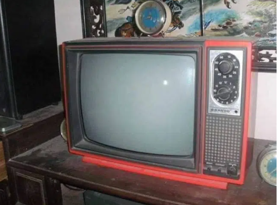 Ngày ấy, nếu nhà nào có chiếc tivi này, ắt hẳn đã là "đại gia" nhất xóm.